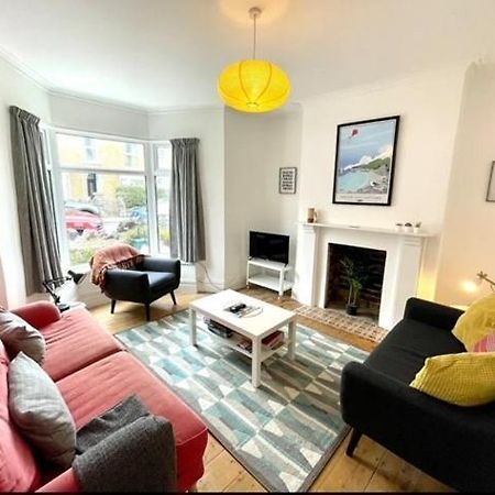 *Family Home In Mumbles. Close To The Beach* エクステリア 写真