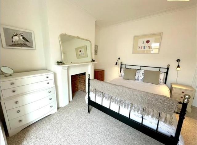 *Family Home In Mumbles. Close To The Beach* エクステリア 写真